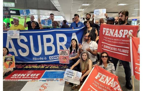 FENASPS e FONASEFE fazem ato no aeroporto de Brasília